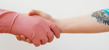 Handgeben mit Handschuh